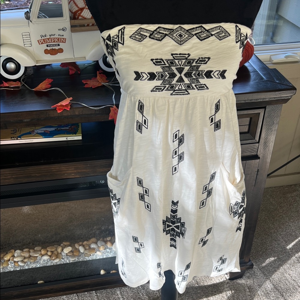Black and White Strapless Dress with pockets